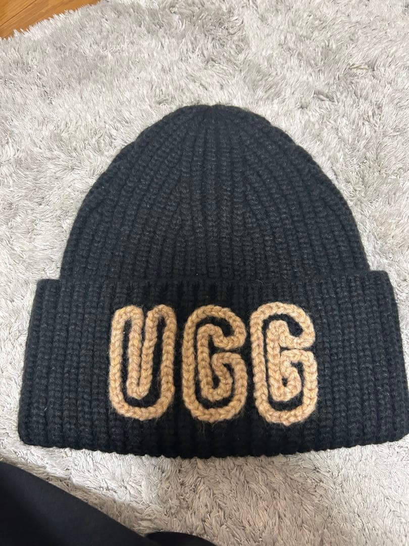 UGG 黒 ニット帽 ロゴ入り