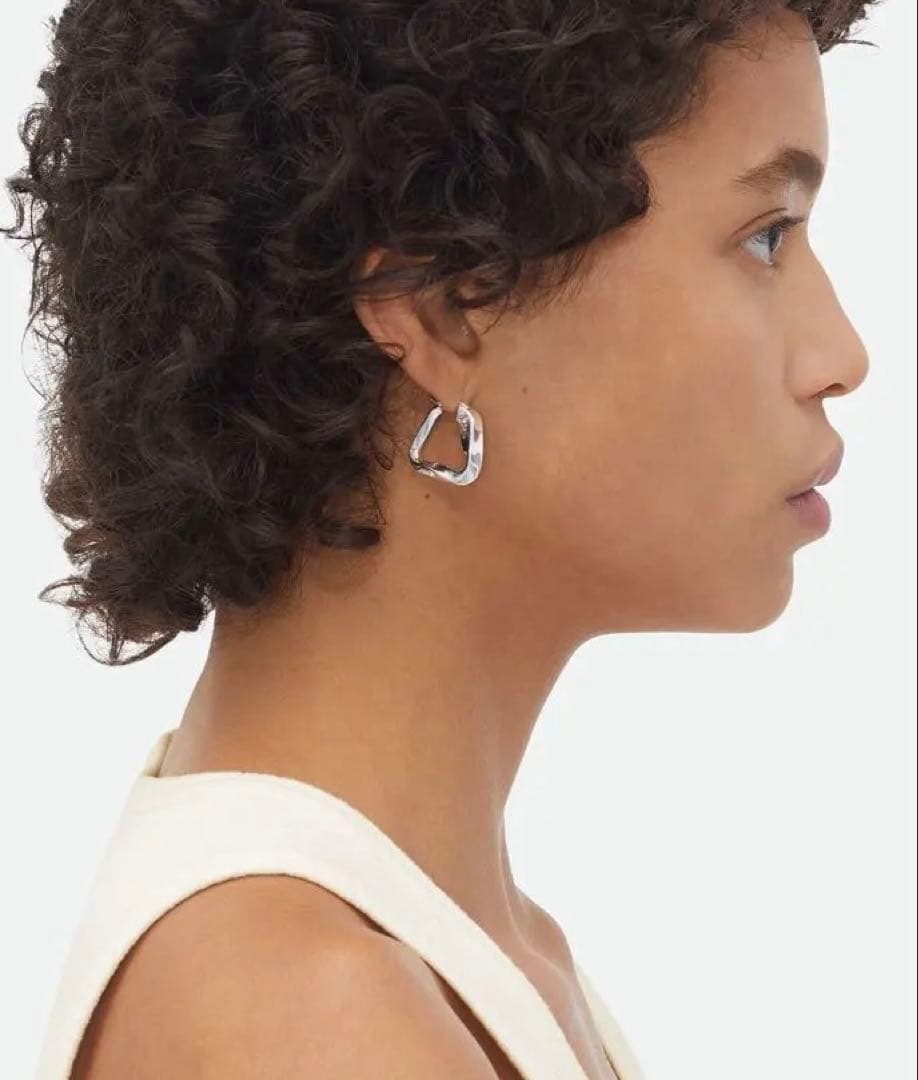 美品BOTTGA VENETA ツイスト トライアングル フープピアス スモール