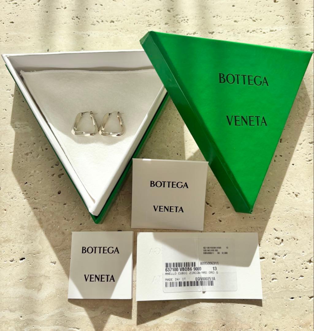美品BOTTGA VENETA ツイスト トライアングル フープピアス スモール