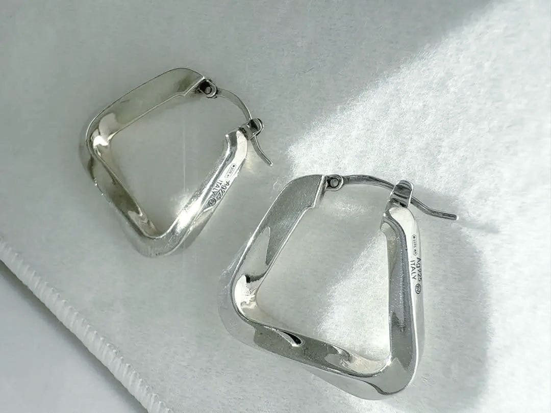 美品BOTTGA VENETA ツイスト トライアングル フープピアス スモール