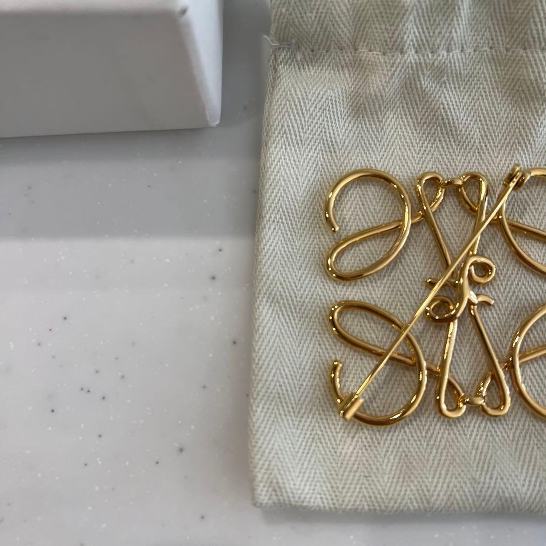 LOEWE ゴールドリボンブローチ　ロエベ　ブローチ