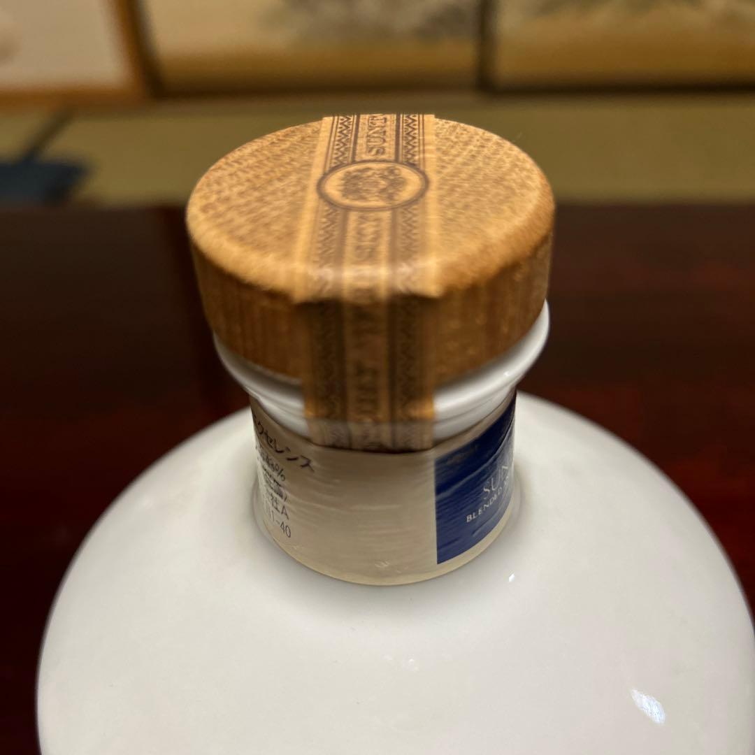 28サントリー ウイスキー　エクセレンス 有田焼 色絵花鳥文　陶器ボトル　未開封