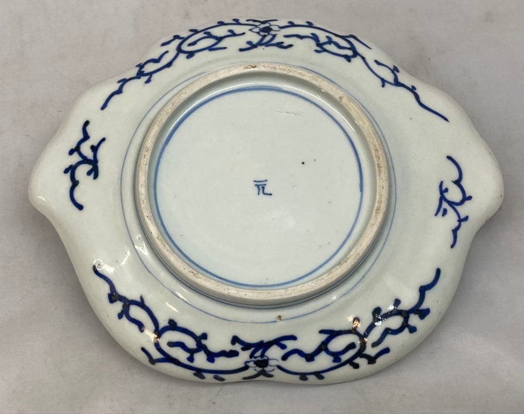 B367b 兜図染付変形皿 1枚　保存用桐箱・皿立付　伊万里焼　江戸時代