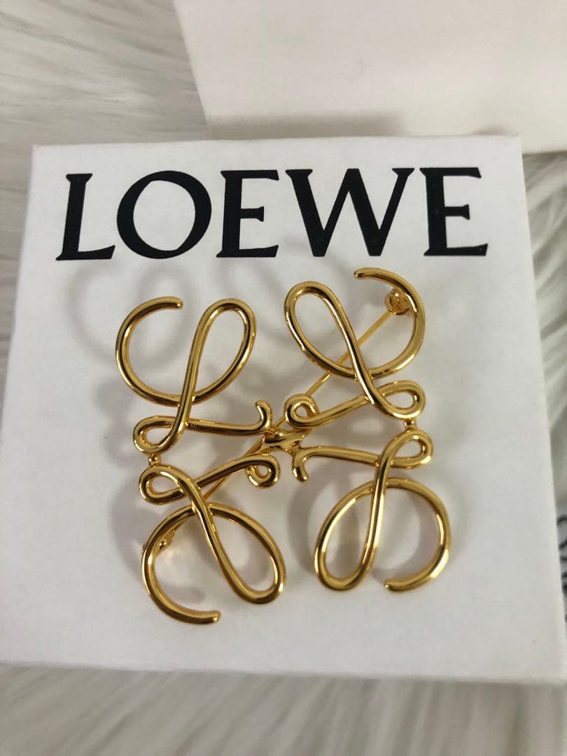 LOEWE ロエベ　アナグラムブローチ　ゴールド　レディース　ファッション