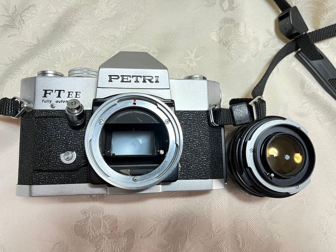 ペトリPÉTRI　ボケがきれいなf1.8の明るいレンズ　　希少カメラ