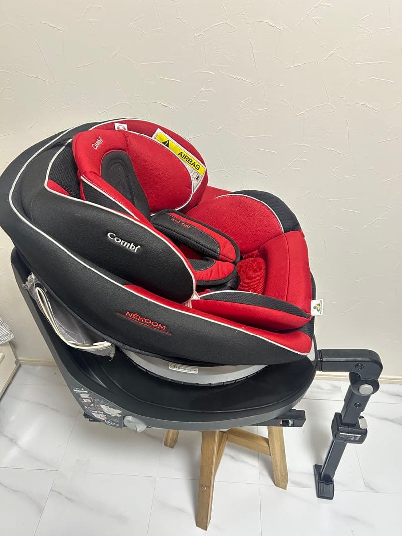 Combi ネルーム ISOFIXレザーレッド　チャイルドシート　エッグショック