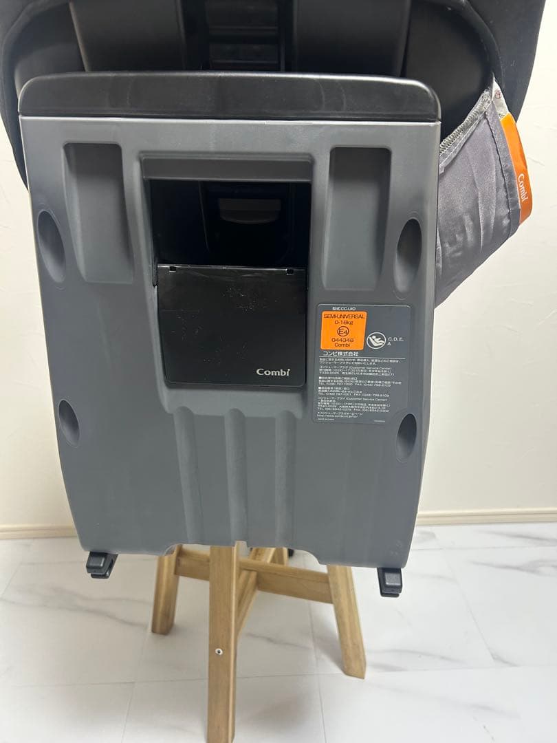 Combi ネルーム ISOFIXレザーレッド　チャイルドシート　エッグショック