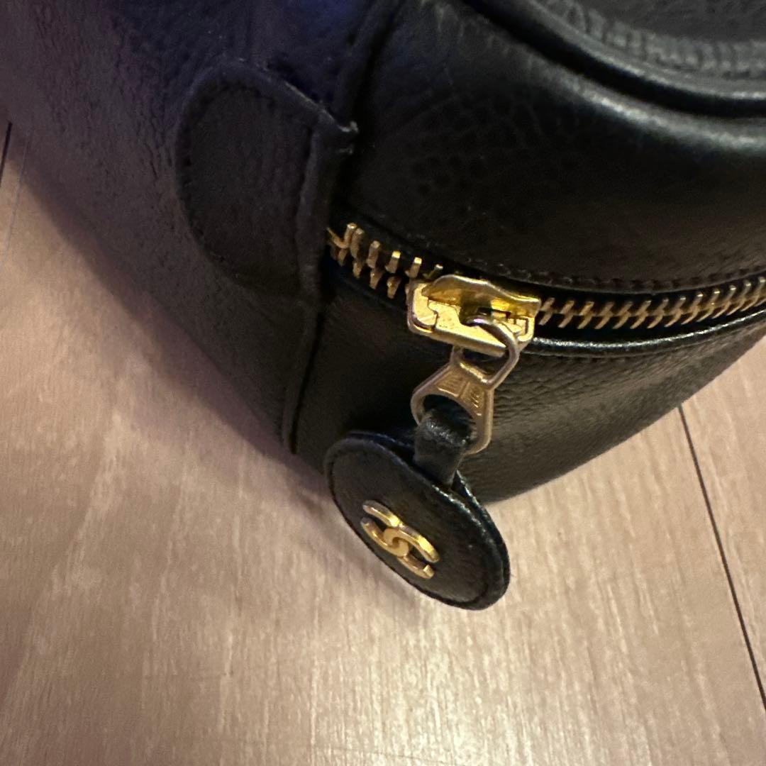 CHANEL ブラックレザーバニティバッグ