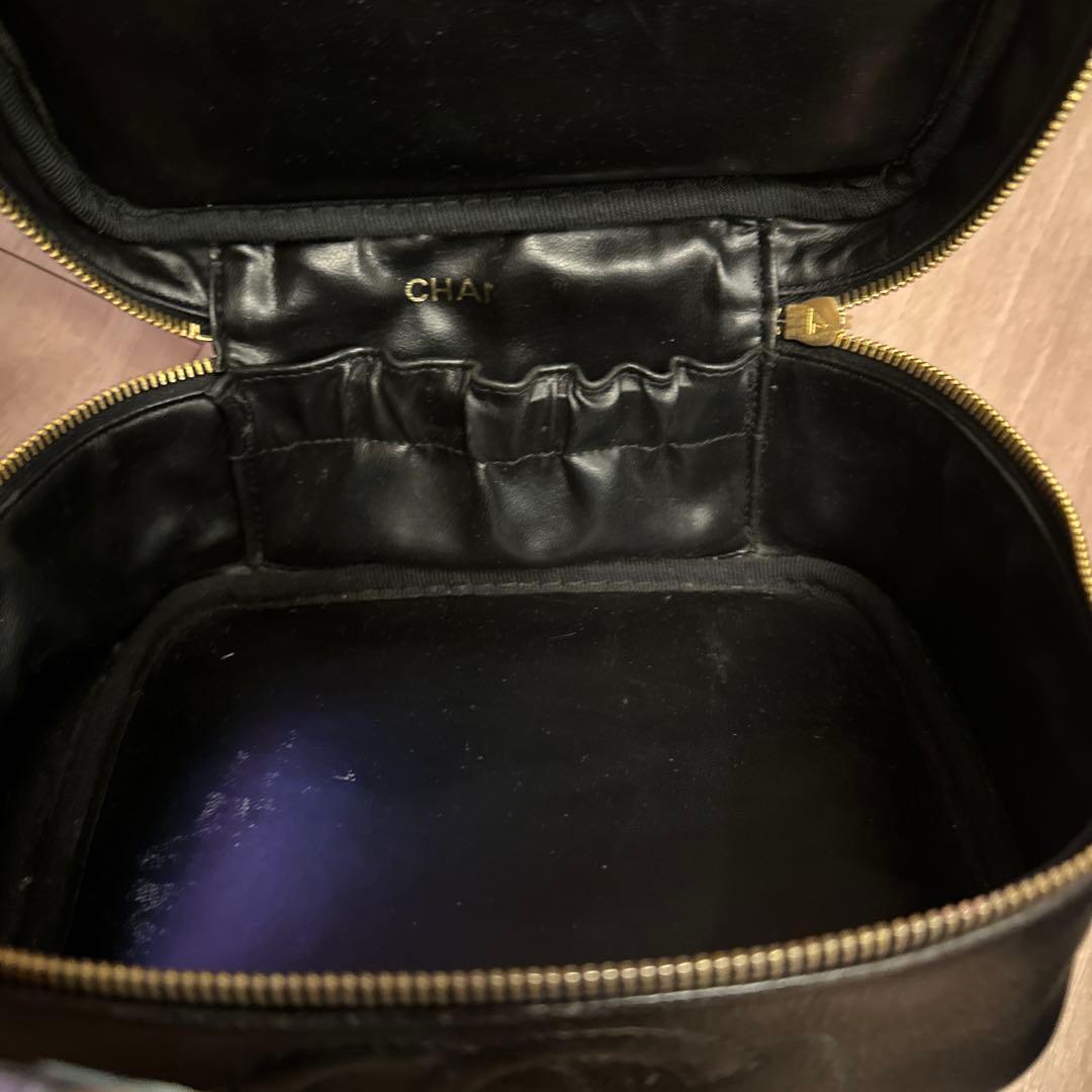 CHANEL ブラックレザーバニティバッグ