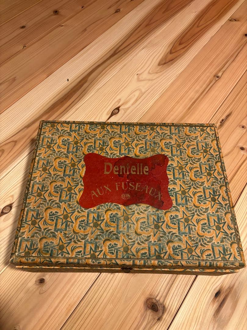 ベルギーアンティーク　Dentelle aux Fuseaux ボックス