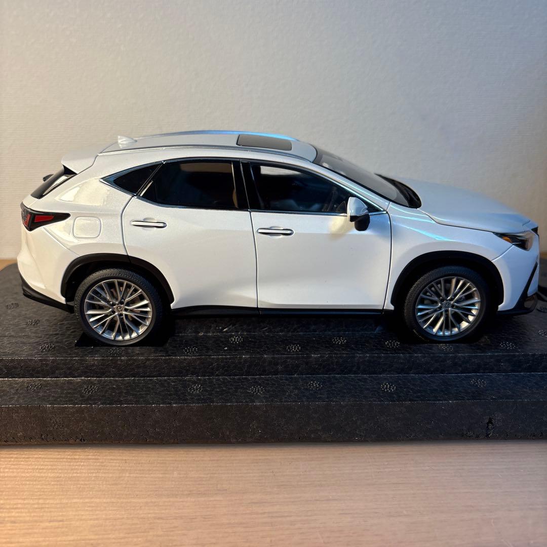 京商　レクサス　NX 450h+ 1/18 ミニカー　ホワイト