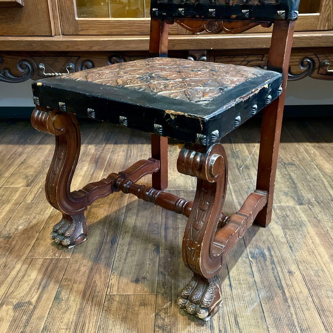 r107 スペイン製 本革型押し 迫力のある力強い印象のアンティークチェア4脚