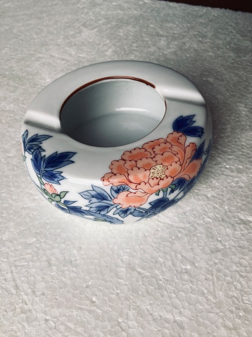 有田焼山崎壼の花瓶及び灰皿です。