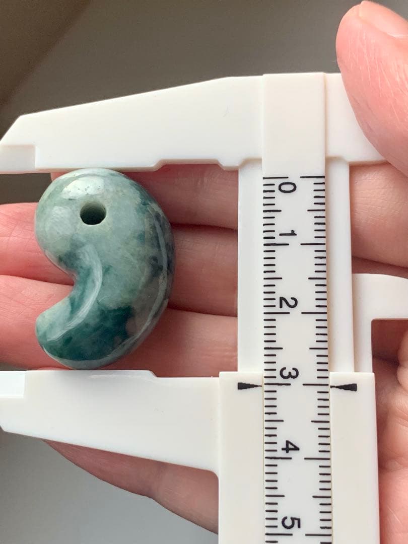 宝石質　入りコン沢翡翠勾玉　糸魚川　翡翠　コン沢　勾玉　根付　出土　原石　御守り