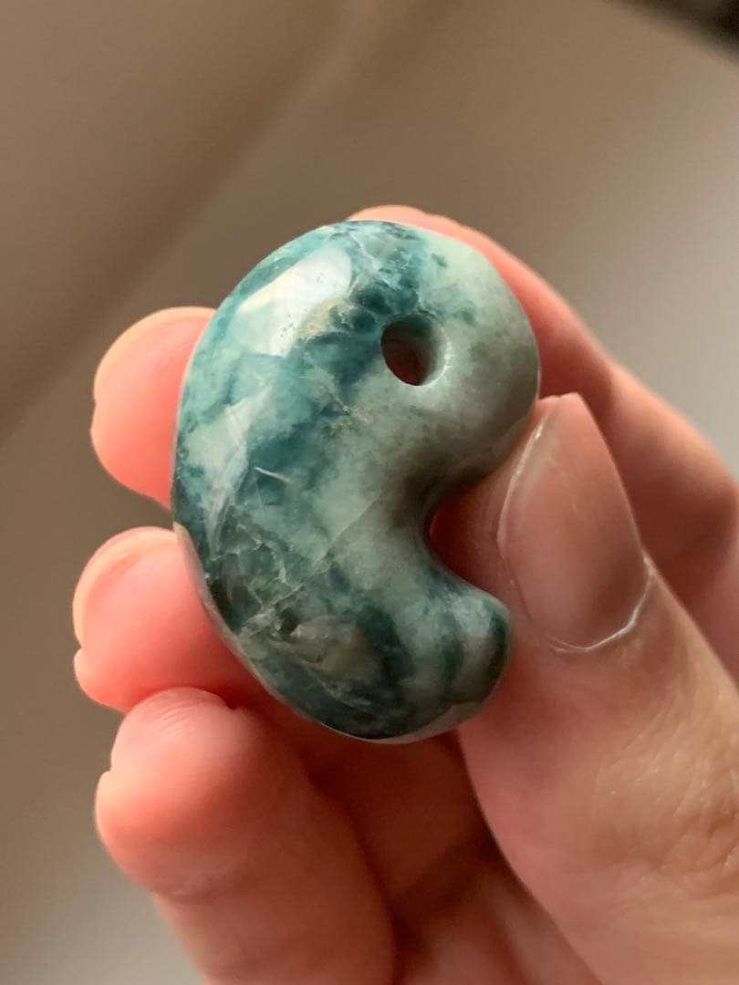 宝石質　入りコン沢翡翠勾玉　糸魚川　翡翠　コン沢　勾玉　根付　出土　原石　御守り