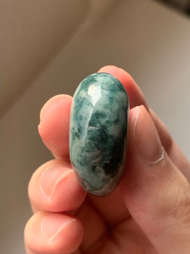 宝石質　入りコン沢翡翠勾玉　糸魚川　翡翠　コン沢　勾玉　根付　出土　原石　御守り