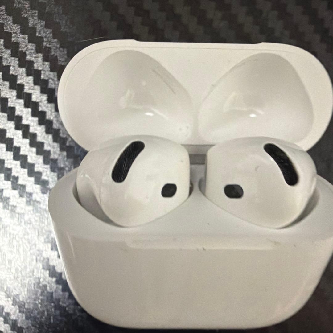 AirPods4 ノイズキャンセリング付き本体 ホワイト 充電ケース付き