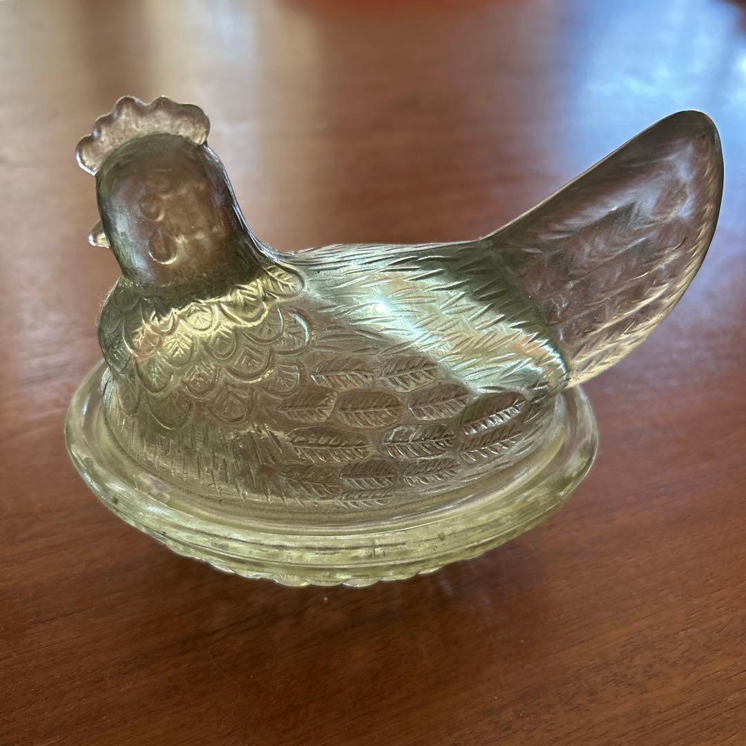 【送料無料】インディアンガラス 小物入れ ニワトリ Hen on Nest