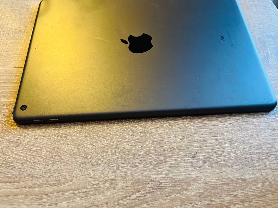 Apple iPad (第8世代) 32GB（1箇所キズ有）