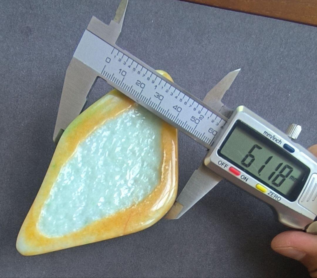 あ〜きゃん♬ ミャンマー産黄本翡翠（ジェダイト）の原石（356ｇ）