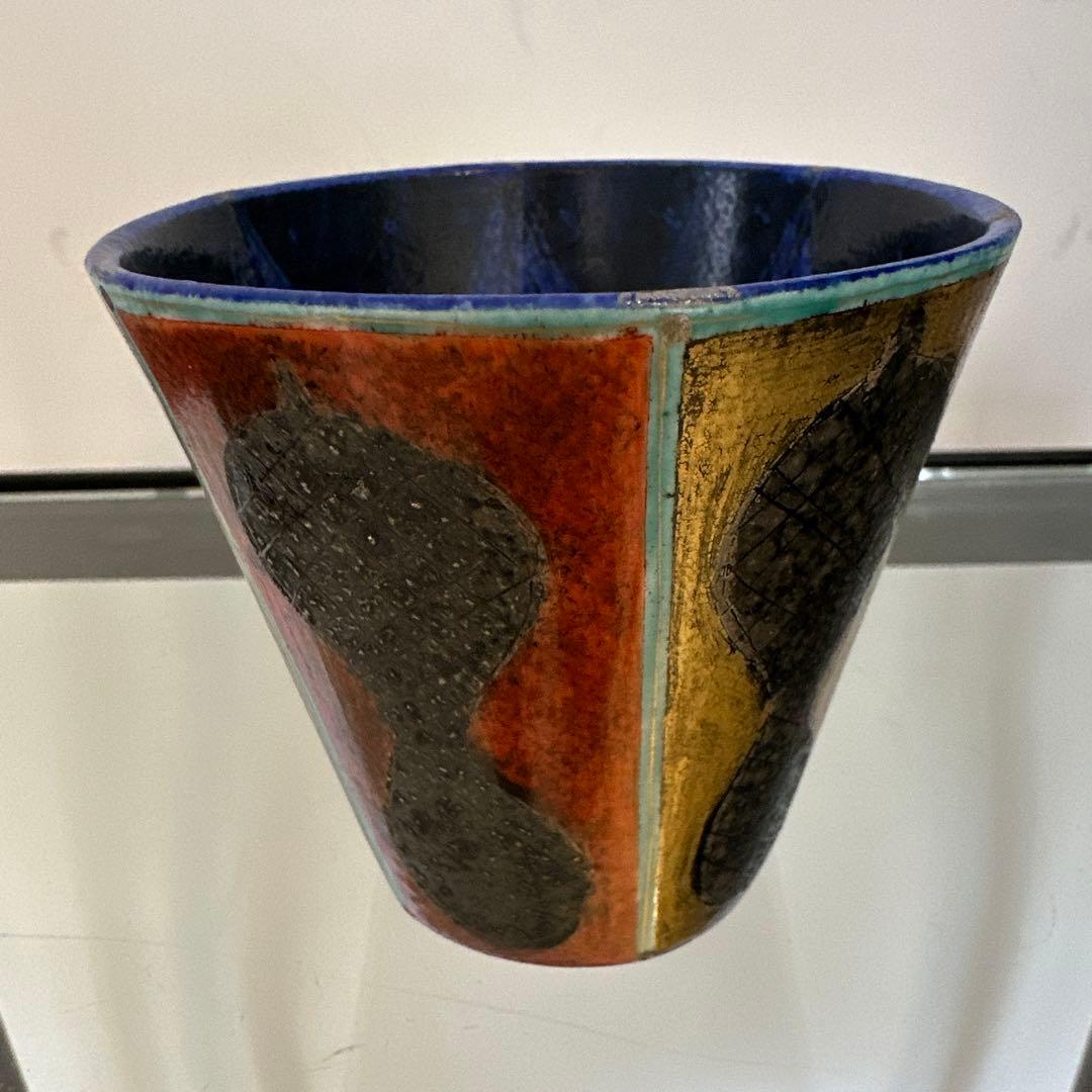 赤黒金青の円錐形陶器