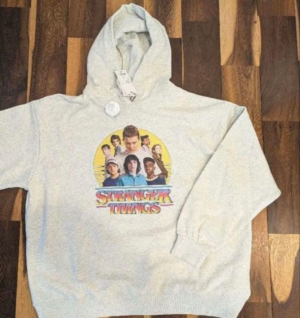 【10時間以内発送】ストレンジャーシングスniko and パーカー缶バッチつき