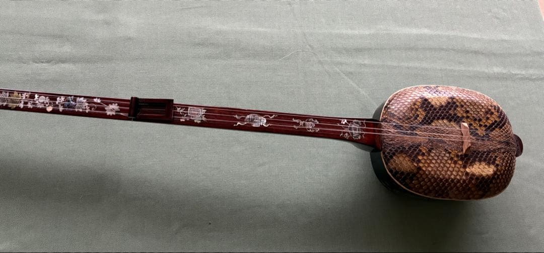 ベトナムの民族楽器ダンタム／螺鈿装飾・蛇皮張りの三弦楽器