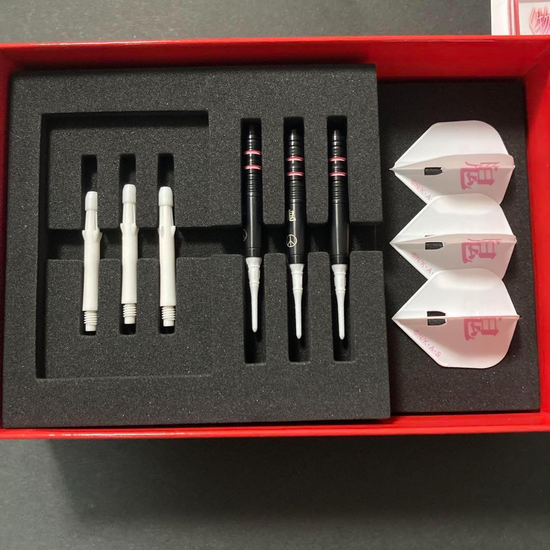 ス*侍様 新品　レア物　【ダーツライブ】物語シリーズ ダーツセット 忍野 忍ve