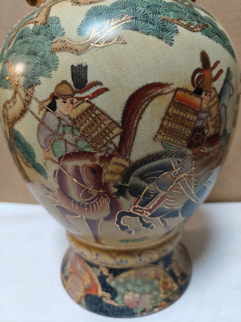 日本の伝統的な絵柄が施された陶器の花瓶非常にまれ