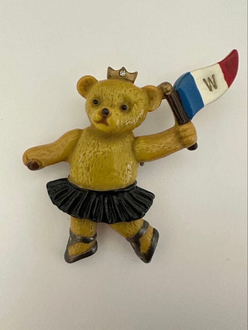 weekendsウィークエンズ 旗を持つクマブローチ