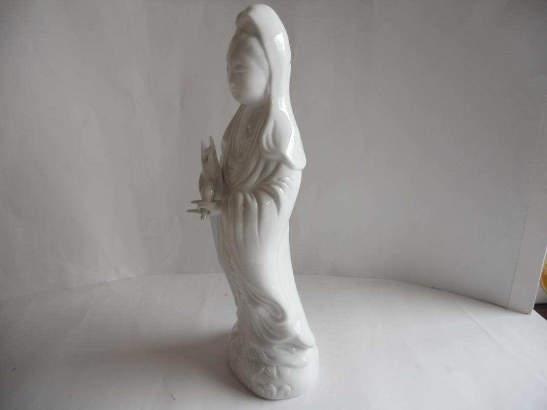 白衣観音 川副冬山 作 観音 有田焼 有田白磁 白衣観音像 新品 未使用 です。