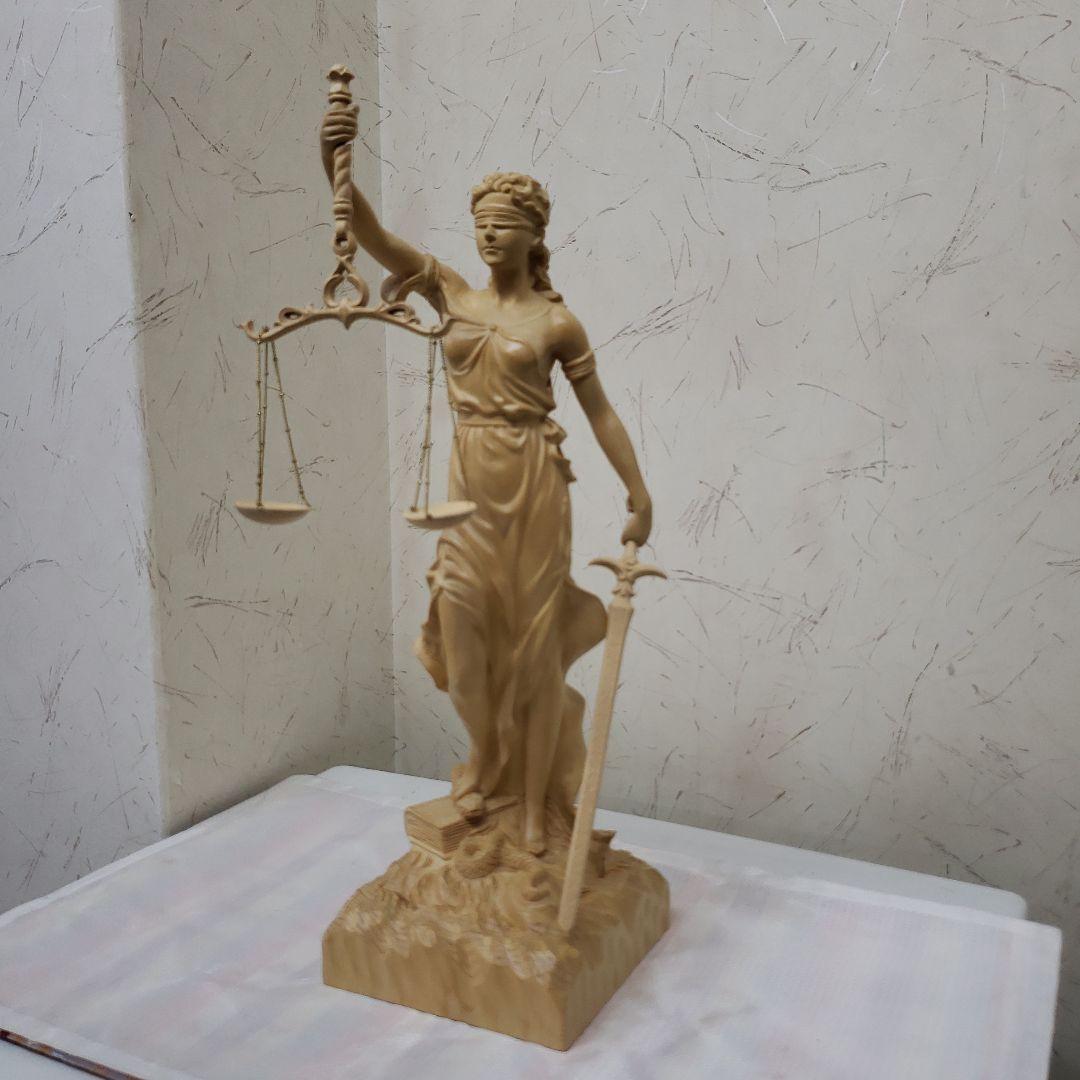 Ｂフライデー蔵出特価希少彫り裁判所のシンボルヒバ材 正義の女神像ユースティティア