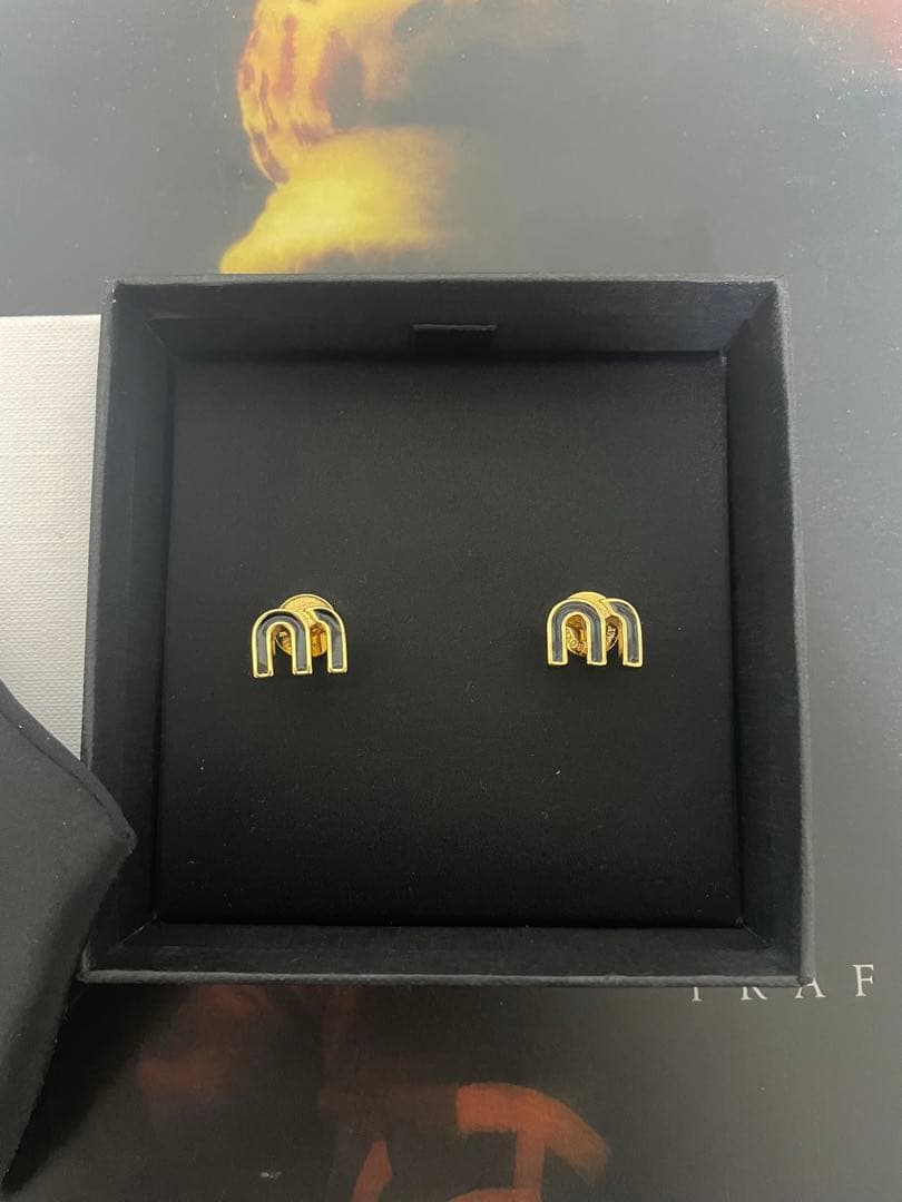 ミュウミュウ　MIU MIU ピアス　ブラック　ゴールド