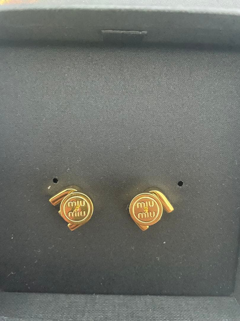 ミュウミュウ　MIU MIU ピアス　ブラック　ゴールド