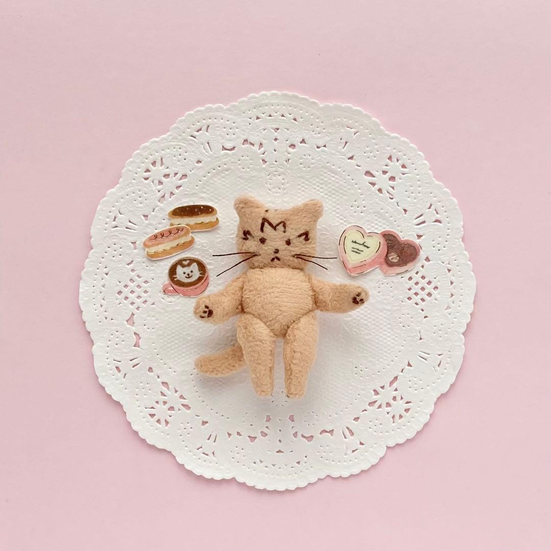 や*ぐ様 着せかえぬいぐるみブローチ　エクレアさん