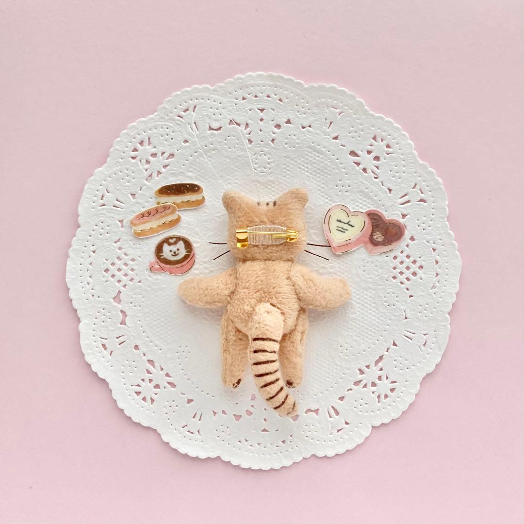 や*ぐ様 着せかえぬいぐるみブローチ　エクレアさん