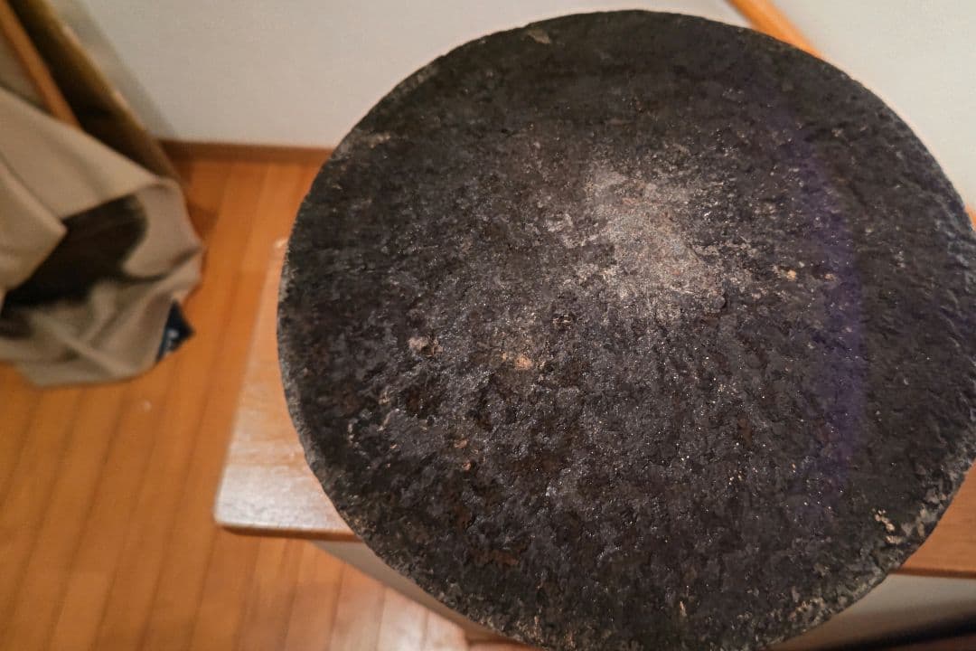 トルコの手彫りの石鍋。アンティーク