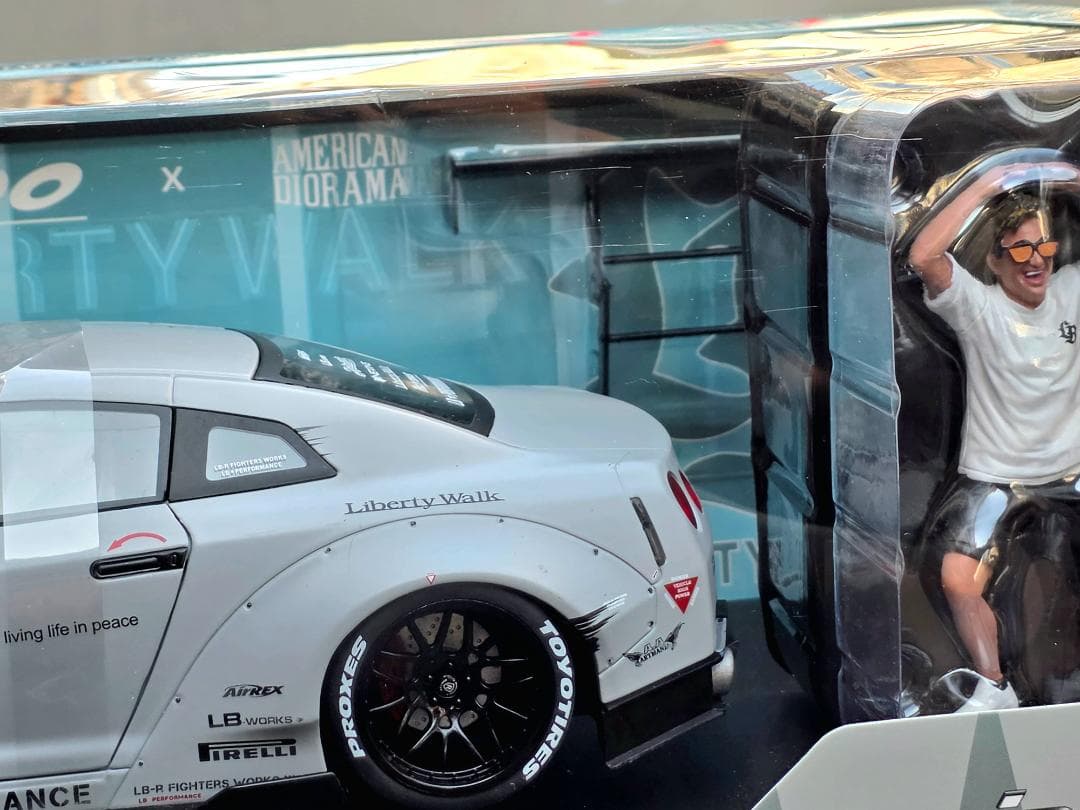 リバティウォーク R35 GT-R 1/18スケールミニカーフィギュア付き