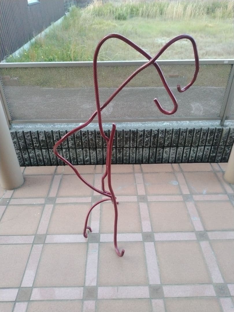 3本の鉄筋を組んだオブジェ
