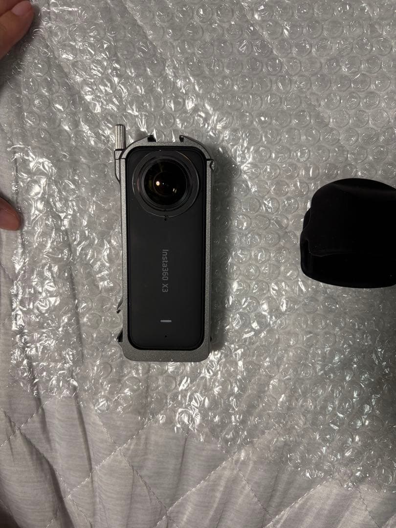 Insta360 ビデオカメラ 本体とキャップとハンドルクランプ