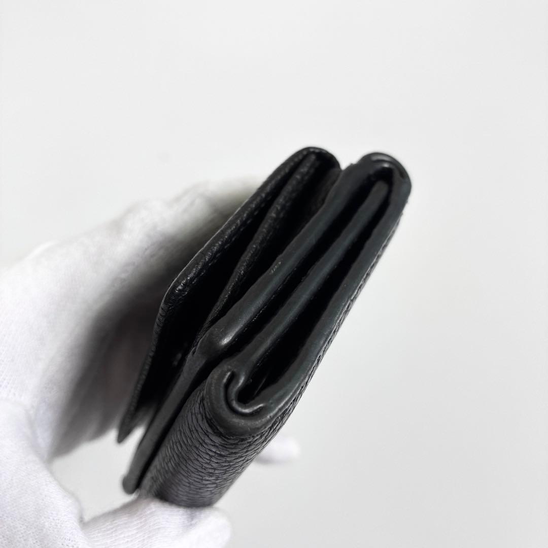 agnès b. ブラック 三つ折りミニ財布　エンボス ロゴアニエスベー