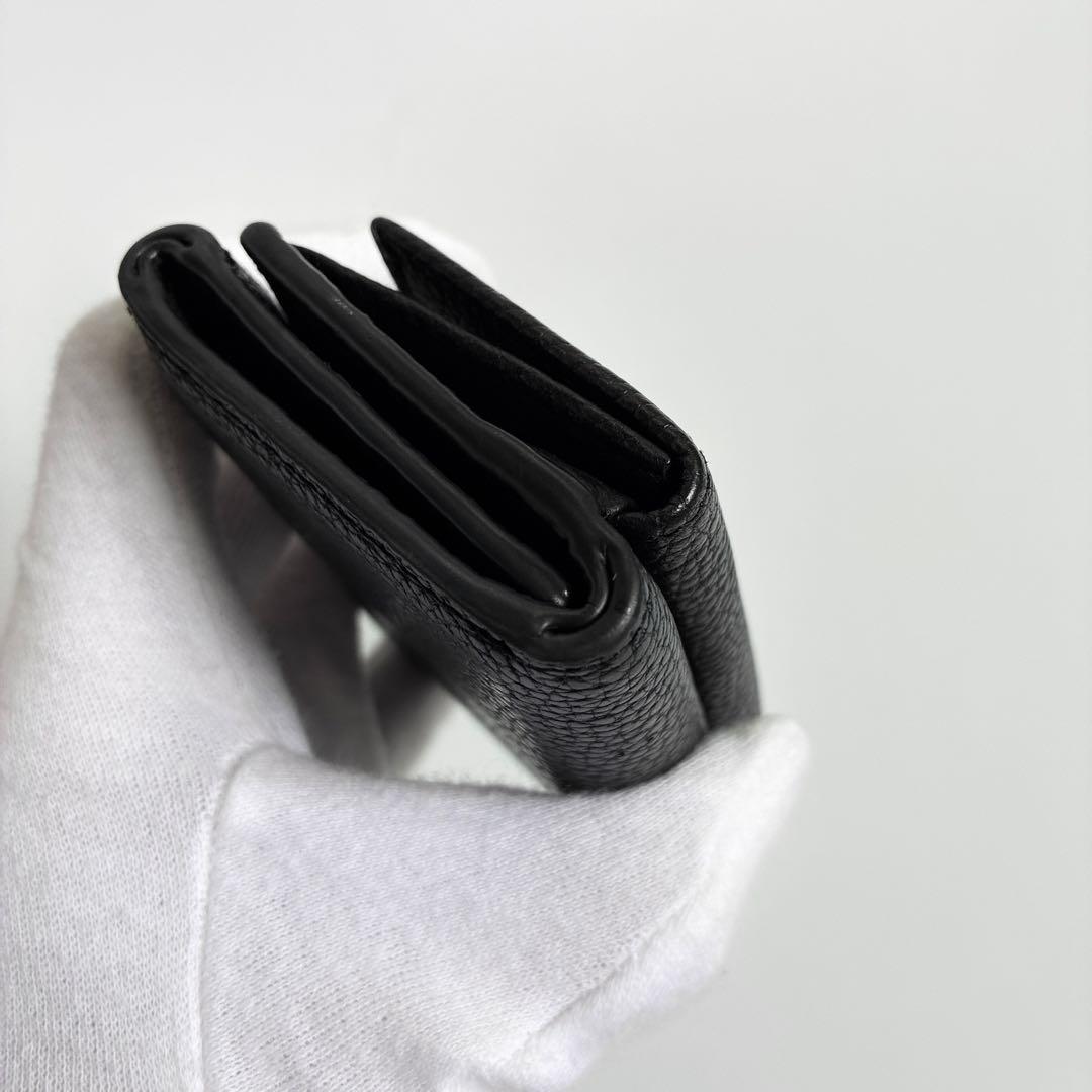 agnès b. ブラック 三つ折りミニ財布　エンボス ロゴアニエスベー