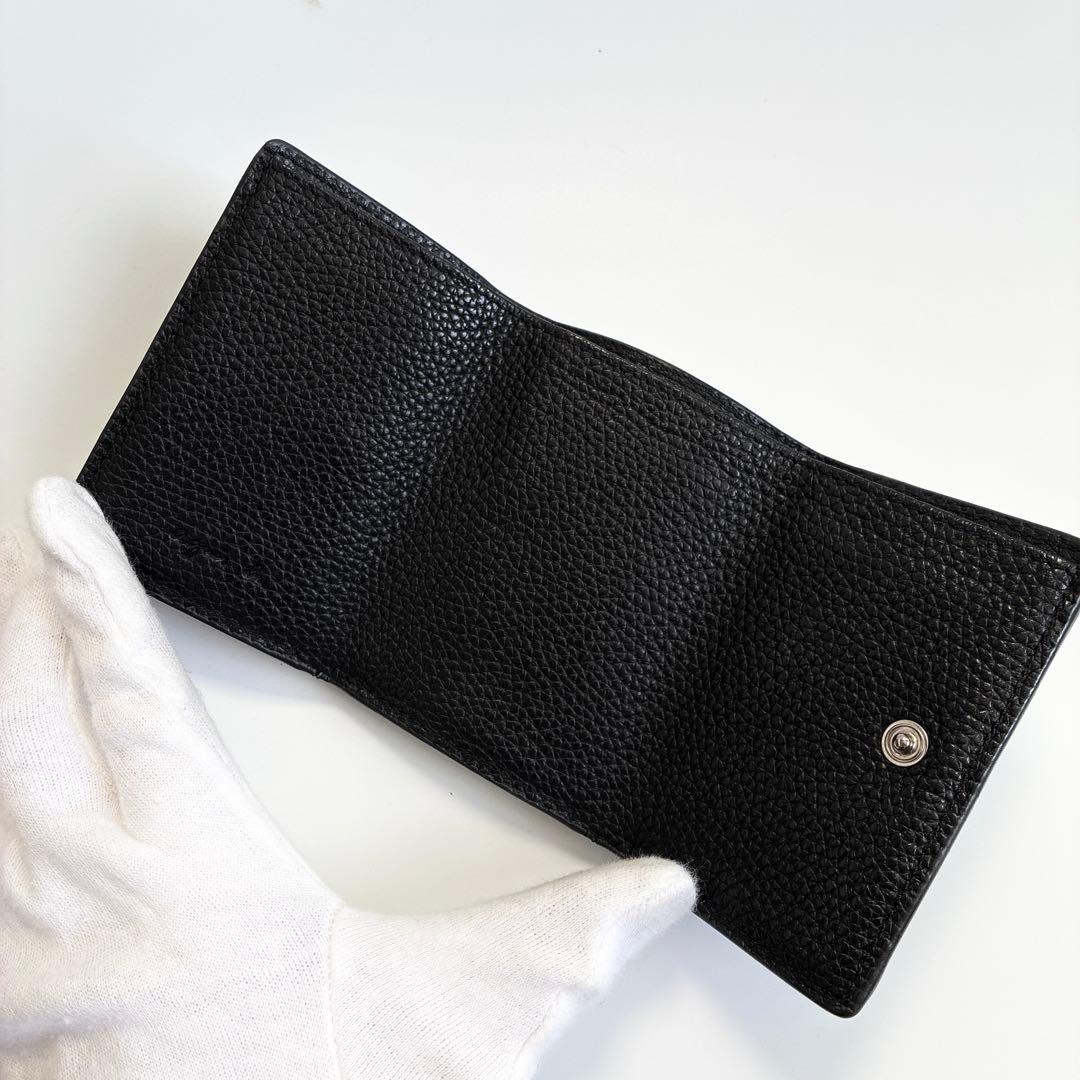 agnès b. ブラック 三つ折りミニ財布　エンボス ロゴアニエスベー