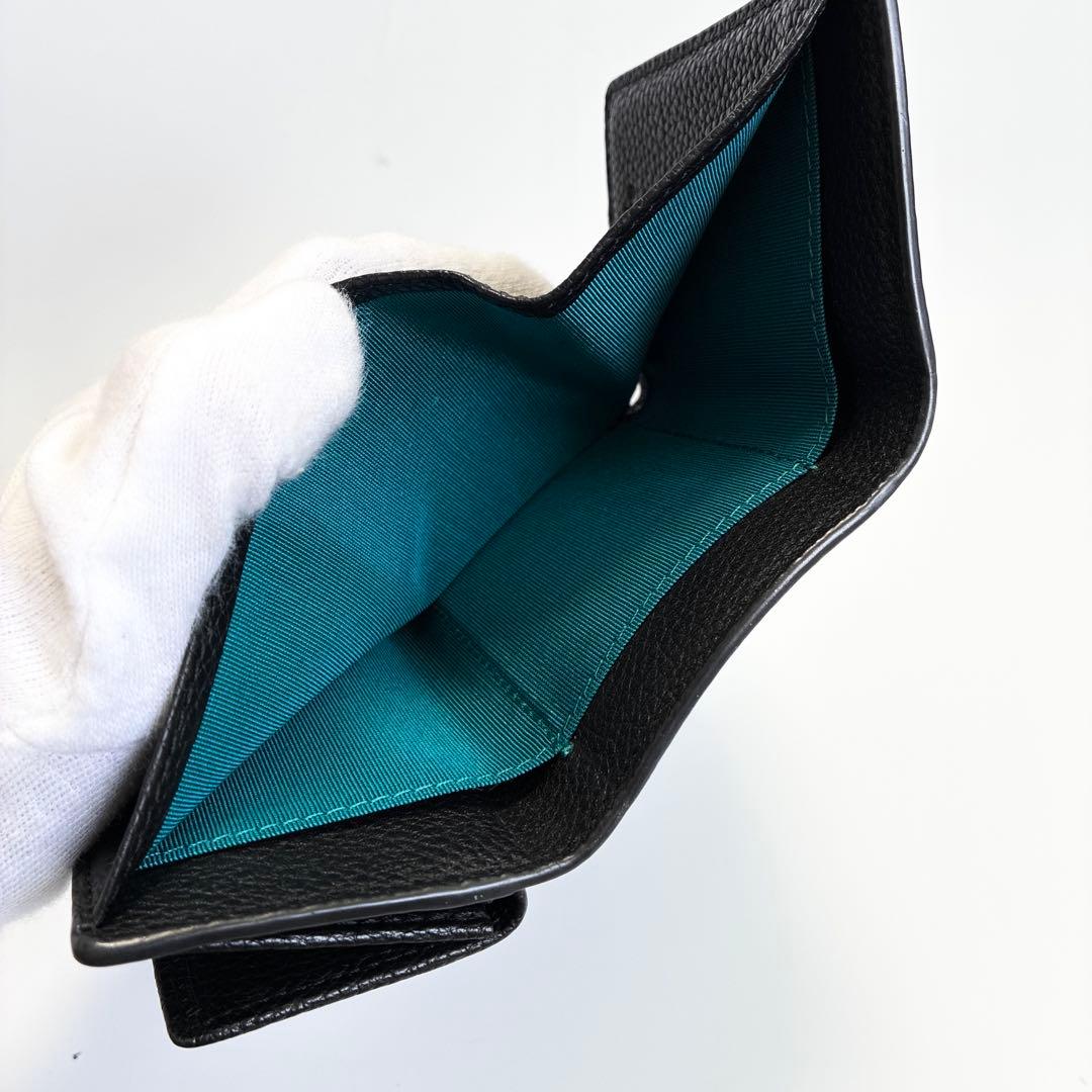 agnès b. ブラック 三つ折りミニ財布　エンボス ロゴアニエスベー