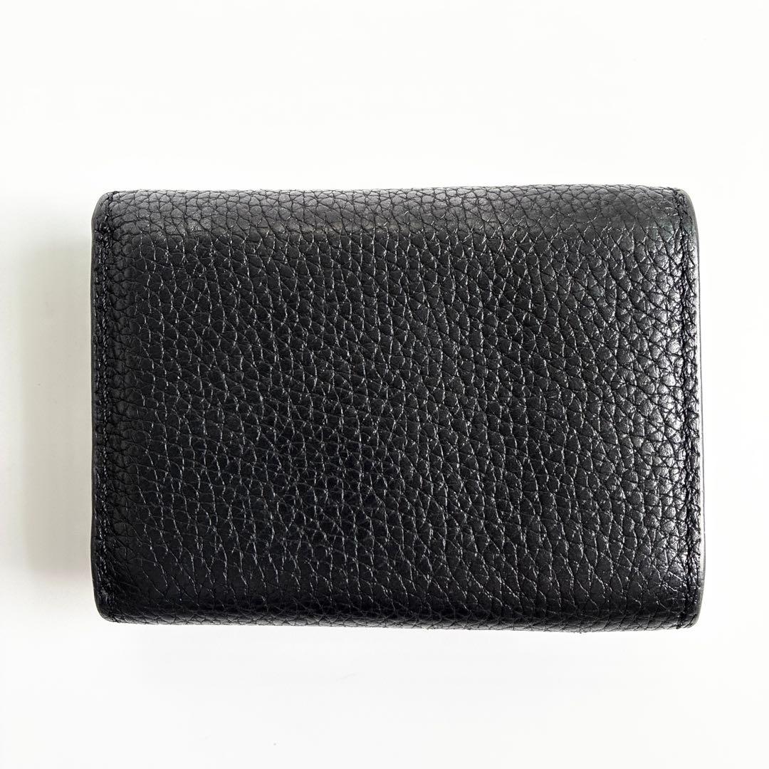 agnès b. ブラック 三つ折りミニ財布　エンボス ロゴアニエスベー