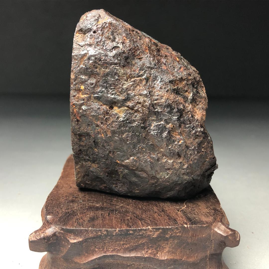 アルタイ隕石　大型隕石 鉄隕石　外皮付き隕石　ナチュラル　原石　重さ約833ｇ