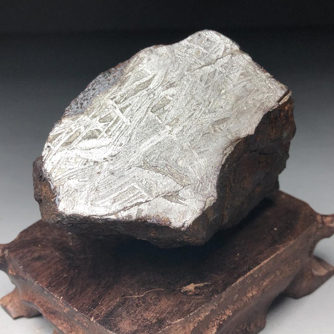 アルタイ隕石　大型隕石 鉄隕石　外皮付き隕石　ナチュラル　原石　重さ約833ｇ