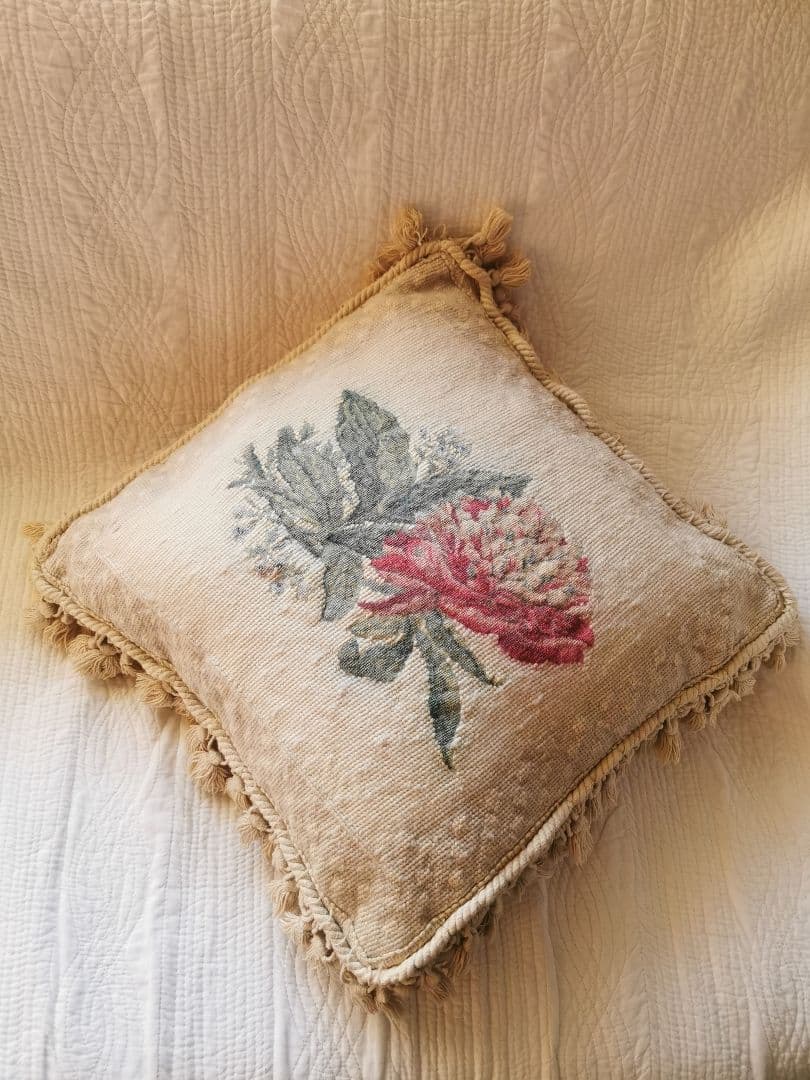 アンティークニードルポイント プチポワン薔薇色の多弁の花 リネンクッションカバー