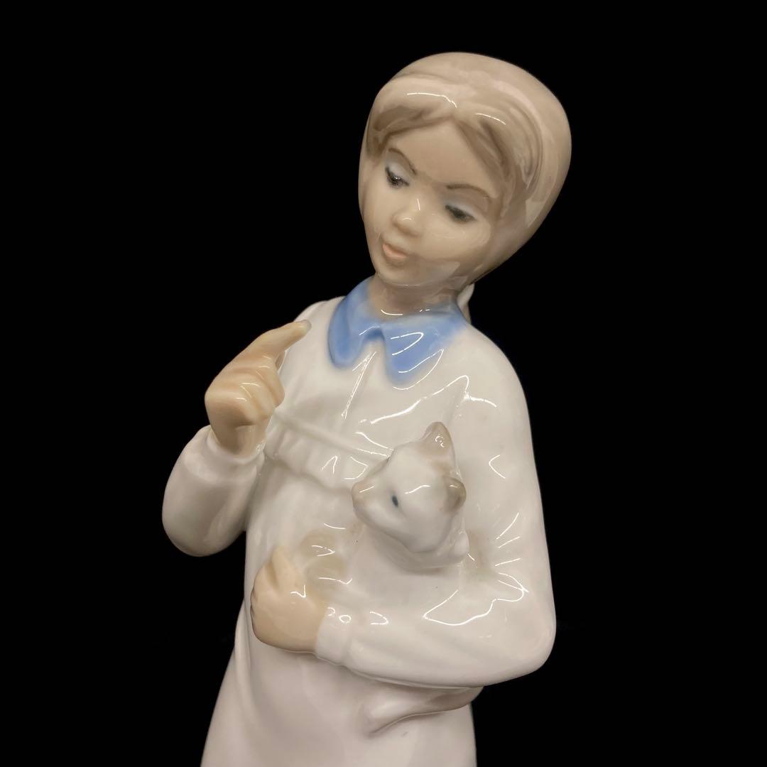 Roumano少女と猫の陶器置物⭐︎