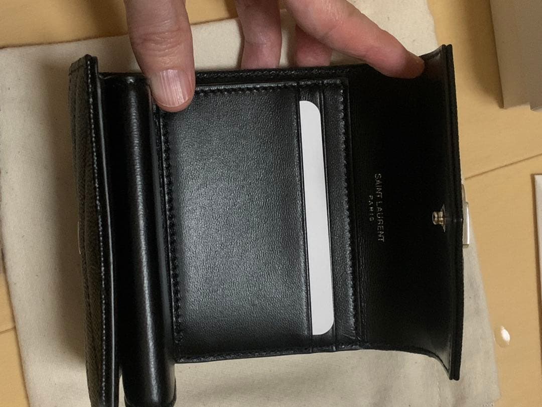 【新品】サンローラン　ブラック 三つ折り財布　シルバー金具　キャビアスキン